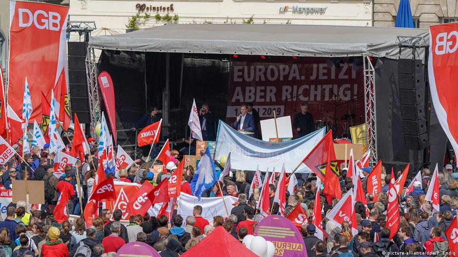May Day protests draw tens of thousands DW 05/01/2019