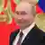 Владимир Путин и элемент герба России в Кремле