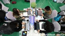29.10.2016, China, Wuhan: --FILE--Chinese programmers take part in a Hack competition in Wuhan city, central China's Hubei province, 29 October 2016.
Debate over China's 996 work culture šC the phrase used to describe companies that require employees to work from 9 a.m. to 9 p.m. six days per week šC is heating up. And the founders of tech giants are only stoking the flames with their own statements. Last Thursday, Alibaba founder Jack Ma said at a company talk that while no firm should force employees to adopt 996, young people should understand happiness comes from hard work. I personally believe 996 is good luck, he said. Many companies and people don't even have a chance to 996. If you can't 996 when you're young, when can you 996? If you haven't done 996 in your life, should you feel proud? If you don't wish to expend extra effort, how can you achieve the success you want? Later the same day, JD.com founder Richard Liu said on his WeChat account that people who laze away their days are not his brothers he can fight alongside with. Foto: Song Zhentao/Imaginechina/dpa |
