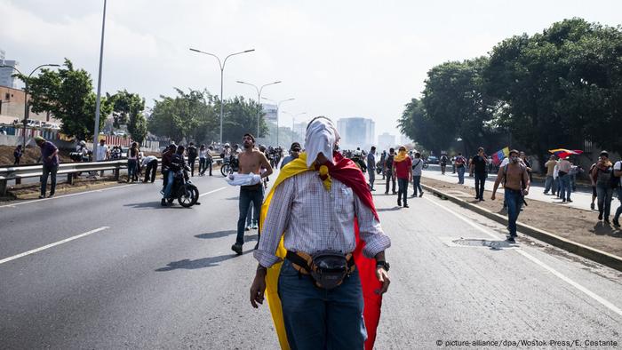 Venezuela politische Krise Ausschreitungen in Caracas (picture-alliance/dpa/Wostok Press/E. Costante)