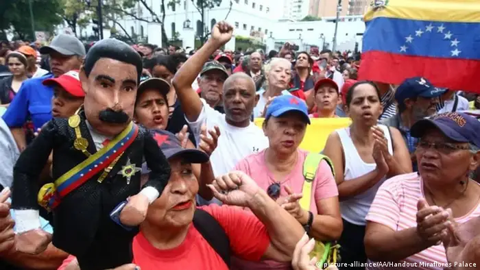 Venezuela politische Krise Ausschreitungen in Caracas (picture-alliance/AA/Handout Miraflores Palace)