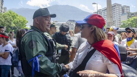 Venezuela politische Krise Ausschreitungen in Caracas (picture-alliance/Zumapress/J. Villalta)