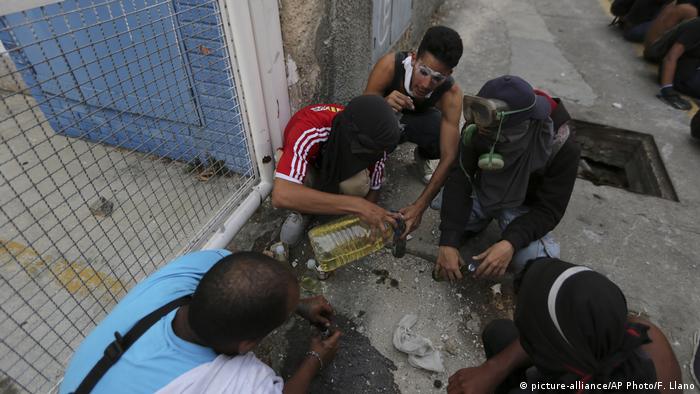 Venezuela politische Krise Ausschreitungen in Caracas (picture-alliance/AP Photo/F. Llano)