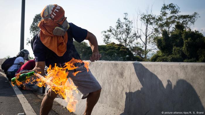 Venezuela politische Krise Ausschreitungen in Caracas (picture-alliance/dpa/R. S. Brand)