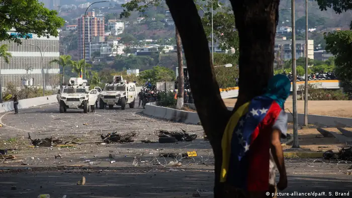 Venezuela politische Krise Ausschreitungen in Caracas (picture-alliance/dpa/R. S. Brand)