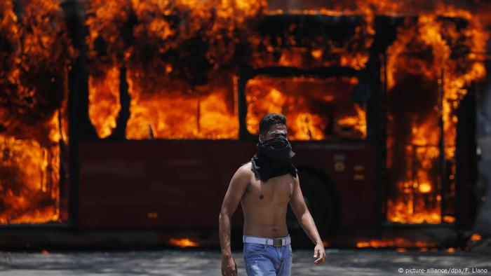 Venezuela politische Krise Ausschreitungen in Caracas (picture-alliance/dpa/F. Llano)