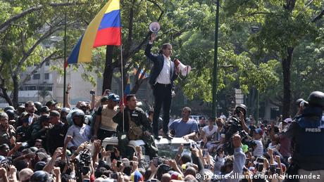 Venezuela politische Krise Ausschreitungen in Caracas Juan Guaido (picture-alliance/dpa/R. Hernandez)