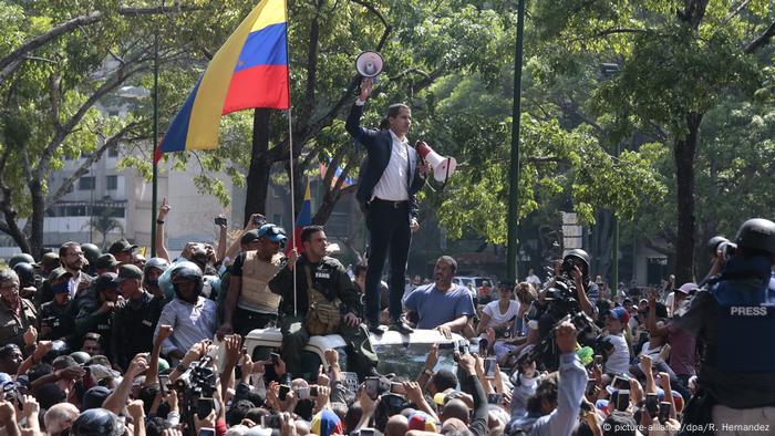 Venezuela politische Krise Ausschreitungen in Caracas Juan Guaido (picture-alliance/dpa/R. Hernandez)