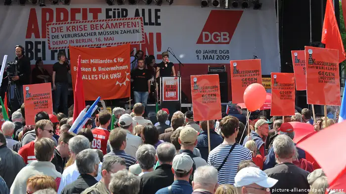 May Day rally in Bremen in 2009 (picture-alliance/dpa/I. Wagner)
