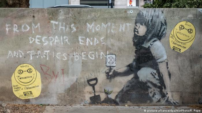 Street art bearing the hallmarks of a Banksy piece which appeared at the base of Extinction Rebellion's recent protests in Marble Arch (picture-alliance/dpa/NurPhoto/R. Pope)