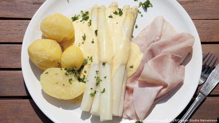 Deutschland Spargel l Gericht - Spargel mit Sauce Hollandaise, gekochtem Schinken und Salzkartoffeln
