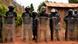 Uganda Polizei vor dem Haus von Bobin Wine Uganda Polizei vor dem Haus von Bobin Wine