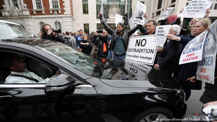 Großbritannien WikiLeaks Assange (picture-alliance/AP Photo/F. Augstein)