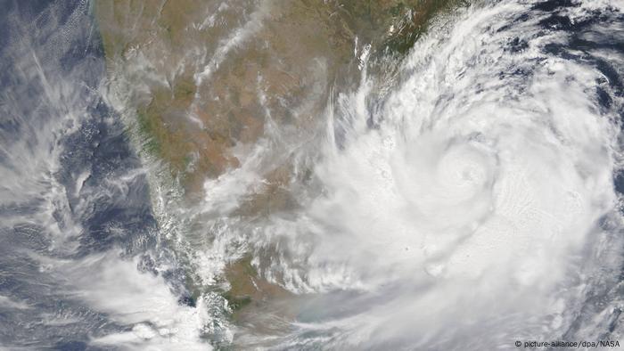 Cyclone Fani Slams India S East Coast News Dw 03 05 19