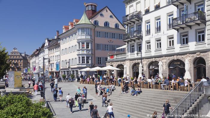 Deutschland Konstanz Straßencafes an der Marktstätte