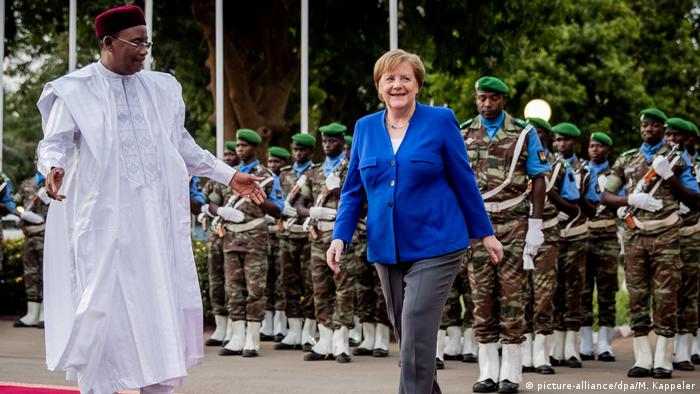 Angela Merkel accueillie par le président Issoufou au Niger, en mai 2019