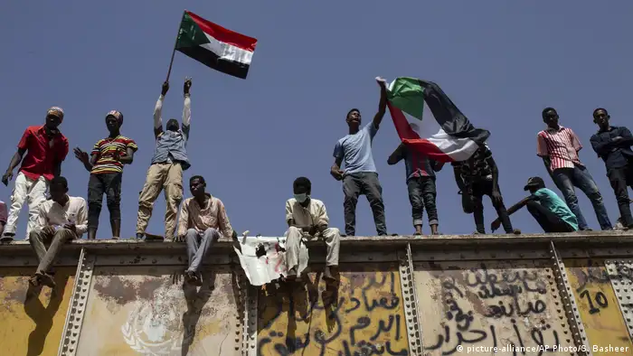 Sudan Khartum Demonstranten vor dem Militärhauptquartier