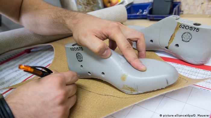 Чирак се обучава в изработката на ортопедични обувки