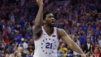 Joel Embiid im weißen Trikot der Philadelphia Sixers