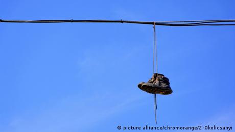 Alte Stiefel hängen auf Elektrokabel
