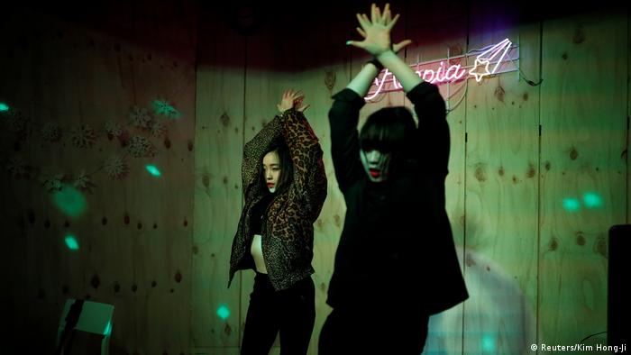Japanese teenagers dancing to K-pop