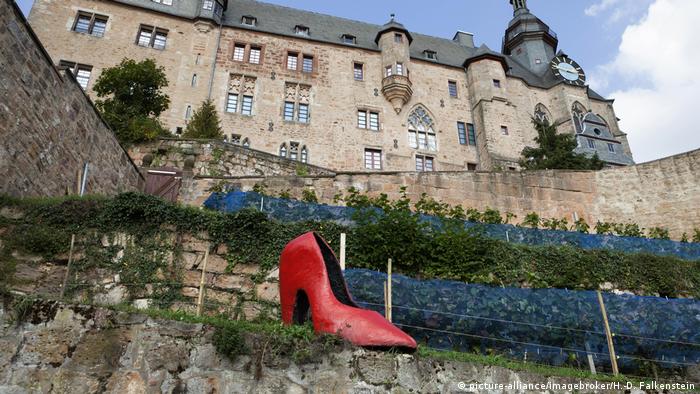Cinderella's slipper at Marburg castle in Marburg (picture-alliance/imagebroker/H.-D. Falkenstein)