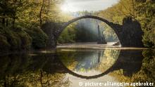 Rakotzbrücke oder auch Teufelsbrücke im Kromlauer Park, Kromlau, Sachsen, Deutschland, Europa | Verwendung weltweit, Keine Weitergabe an Wiederverkäufer.
