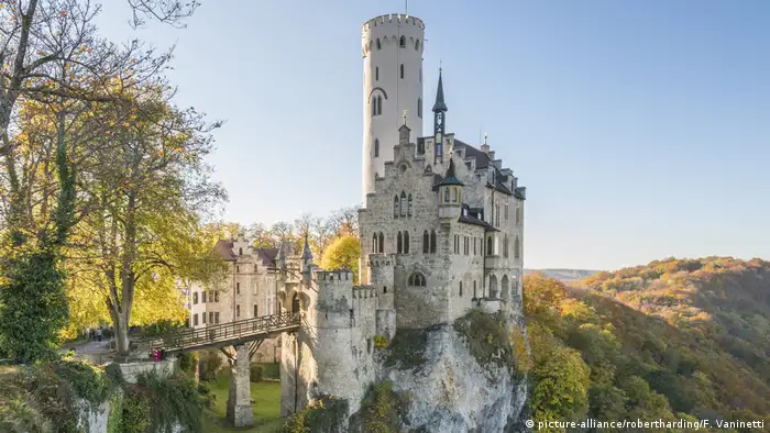 Dieses verwunschene Schloss trägt den Beinamen Märchenschloss Württembergs. Kein Wunder, dass es als Kulisse für den Märchenfilm Dornröschen diente. Das neogotische Schloss wurde Mitte des 19. Jahrhunderts auf mittelalterlichen Fundamenten errichtet. Es thront auf einem gigantischen Felsen über den Dächern Honaus in der Schwäbischen Alb. Nur mit einer Führung kann es besichtigt werden.