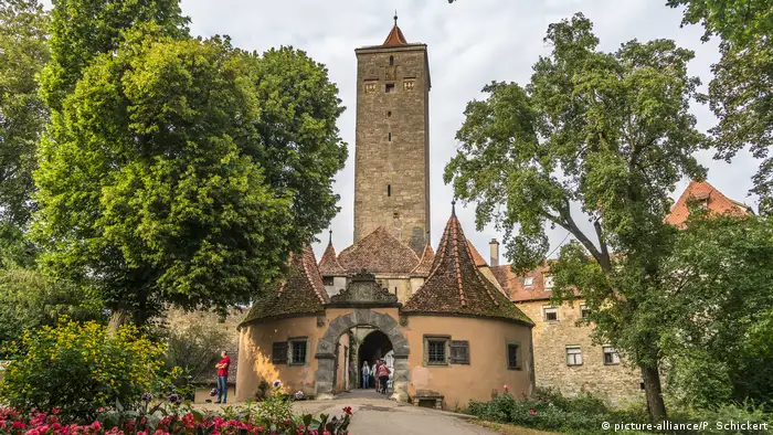 Diese Kleinstadt in Bayern scheint einem Märchenbuch entsprungen zu sein. Fachwerk, verwinkelte Gassen, Wehrtürme, eine durchgehende Stadtmauer - Rothenburg ist Romantik pur. Mehr als zwei Millionen Gäste aus aller Welt besuchen jedes Jahr die mittelalterliche Stadt am Fluss Tauber.