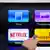 Мужчина с пультом и логотип Netflix на Apple TV