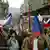 Menschenmassen mit tschechischen Fahnen gehen eine Straße entlang (Foto: ullstein Bilder - CTK)