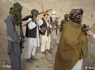 塔利班发言人穆贾希德（右），摄于2008年