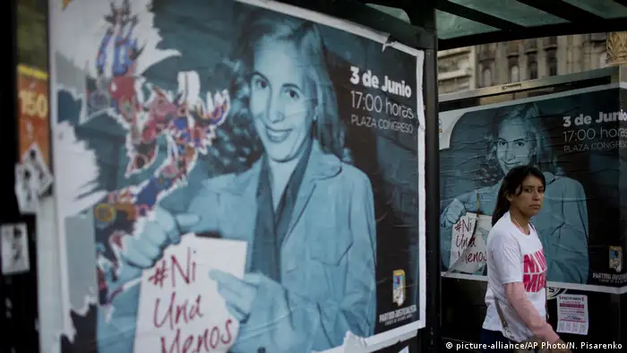 Bildergalerie zum 100. Geburtstag von Eva Peron Plakat in Buenos Aires (picture-alliance/AP Photo/N. Pisarenko)