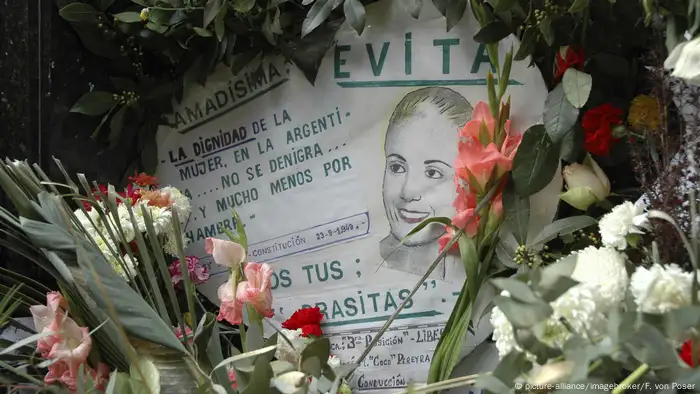 Flores y afiches en la tumba de Eva Perón.