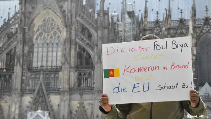 Kamga Moudime aus Kamerun protestiert in Köln