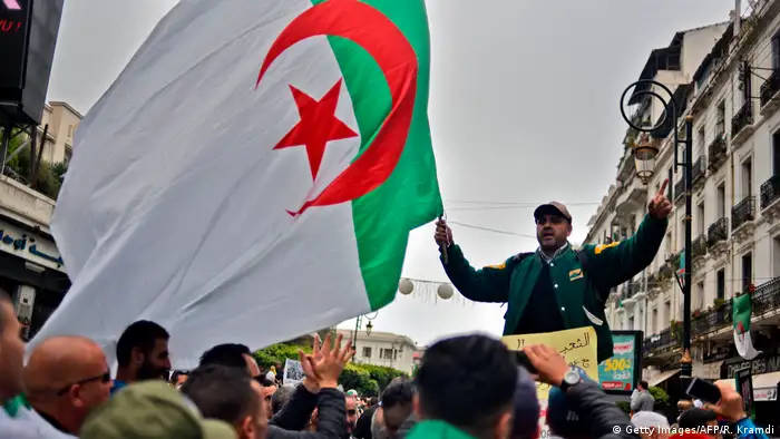 الصورة من إحدى المظاهرات التي شهدتها الجزائر العاصمة للمطالبة بالتغيير ومحاربة الفساد