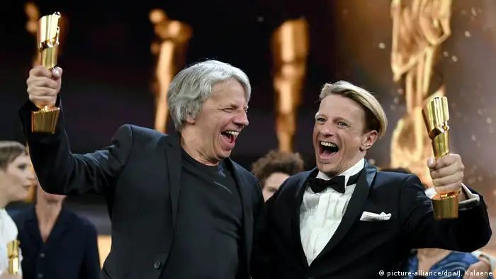 Andreas Dresen freut sich neben Schauspieler Alexander Scheer, der in der Kategorie Beste männliche Hauptrolle für den Film Gundermann ausgezeichnet wurde (picture-alliance/dpa/J. Kalaene
)