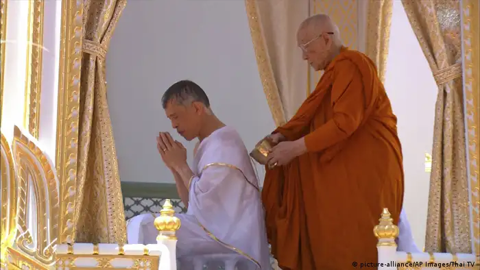 Thailand - Krönung von König Maha Vajiralongkorn (picture-alliance/AP Images/Thai TV )