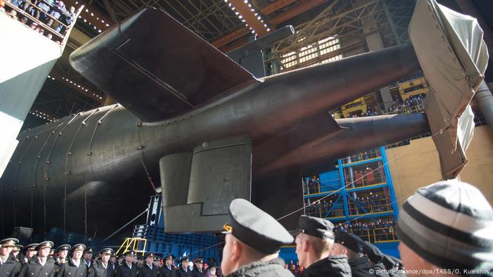 На церемонии спуска на воду атомной подводной лодки Белгород в Северодвинске
