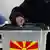 Stichwahl in Nord-Mazedonien Wahllokal