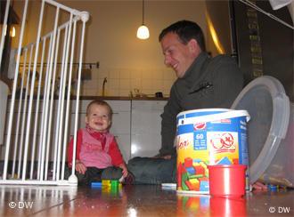Peter Kasza und Töchterchen Julia spielen in der Küche (Foto: Ronny Arnold)