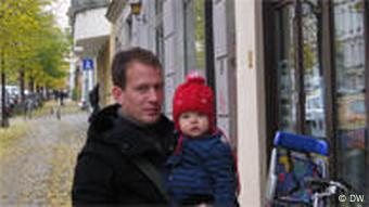 Peter Kasza mit Tochter Julia vor dem Berliner Väterzentrum (Foto: Ronny Arnold)