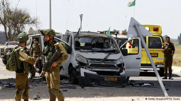 Israel Gaza l Auto wurde von einer Rakete in der Nähe von Yad Mordechai im Süden Israels getroffen