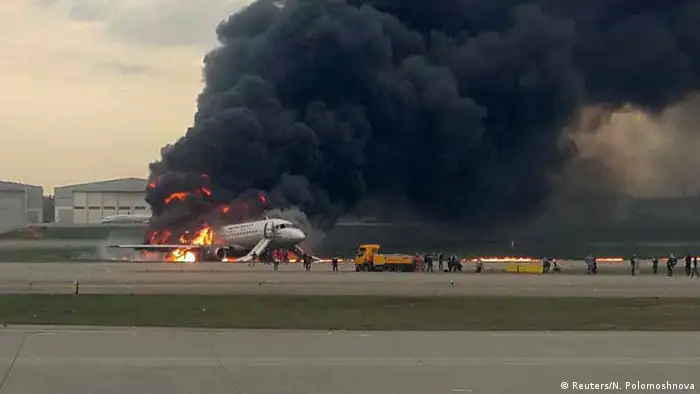 Russland l Brennendes Flugzeug von Aeroflot muss in Moskau notlanden (Reuters/N. Polomoshnova)