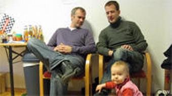 Marc Schulte und Peter Kasza im Gespräch, während Julia im Vordergrund spielt (Foto: Ronny Arnold)