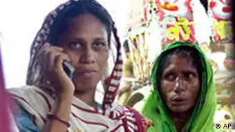 Frauen in Dhaka, Bangladesch, mit Handy