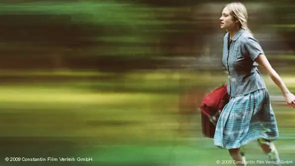 Julia Jentsch läuft durch den Wald - Szene aus "Tannöd" (Foto: Constantin Film Verleih GmbH)