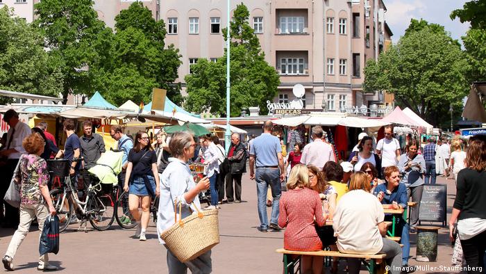 Der Wochenmarkt auf dem Winterfeldtplatz ist gut besucht. (Imago/Müller-Stauffenberg)