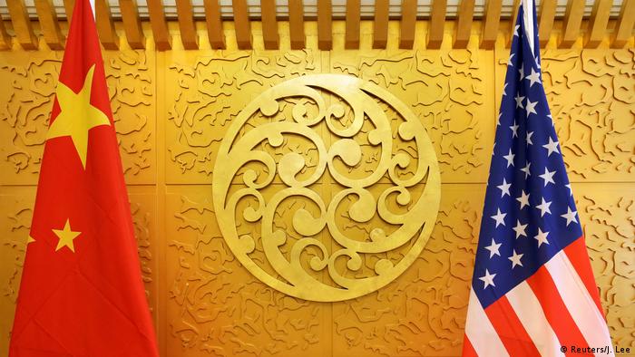 Флаги КНР и США в министерстве транспорта в Пекине