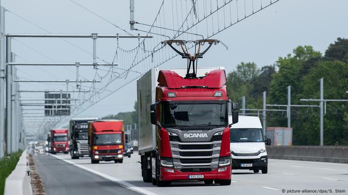 Teststrecke mit Oberleitung auf der Autobahn 5 bei Frankfurt. Ein E-LKW fährt mit dem Strom aus der Oberleitung.